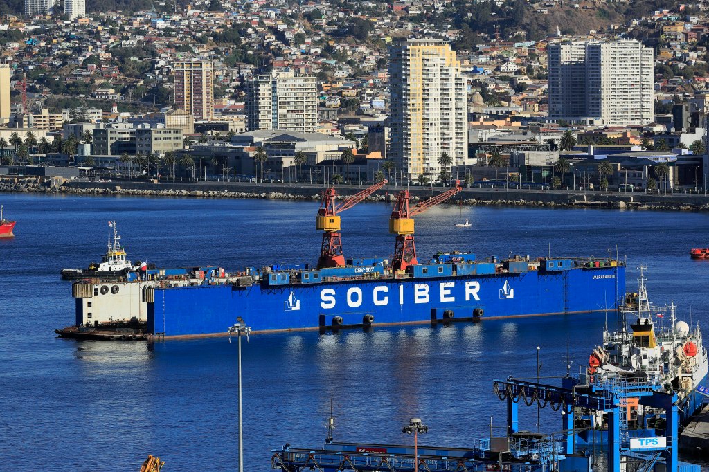 Dique flotante de Sociber en la bahía de Valparaíso, con la ciudad y sus cerros al fondo.