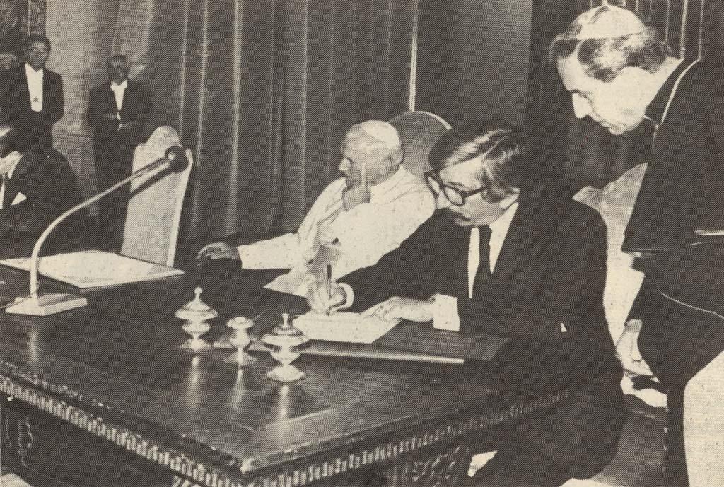 Fotografía en blanco y negro de la firma del Tratado de Paz y Amistad entre Chile y Argentina en 1984.